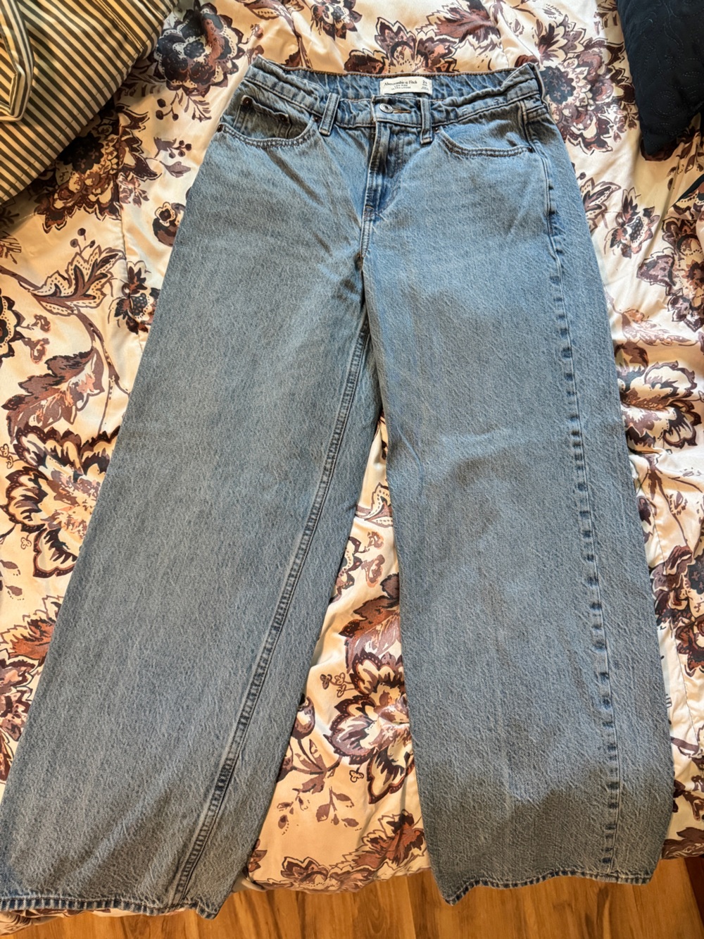 Abercrombie & Fitch Low Rise Ultra Loose Jeans Medium Tinted 24 Short